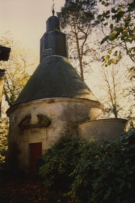 Domaine de la Donneterie et Ferme industrielle de Platé (également sur commune de Neuvy-le-Roi) : Chapelle, vue générale