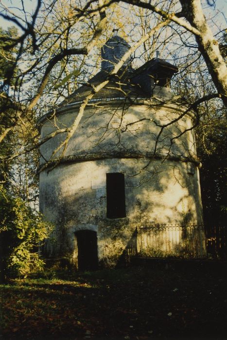 Domaine de la Donneterie et Ferme industrielle de Platé (également sur commune de Neuvy-le-Roi) : Pigeonnier, vue générale