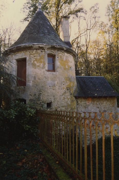 Domaine de la Donneterie et Ferme industrielle de Platé (également sur commune de Neuvy-le-Roi) : Tour sud-ouest, vue générale