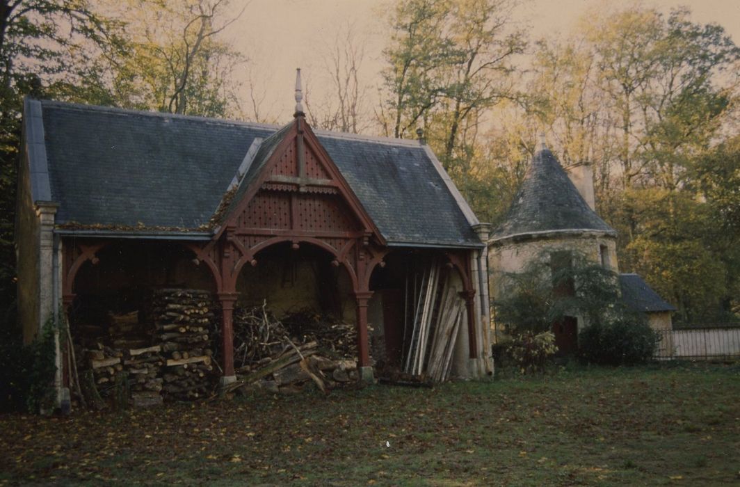 Domaine de la Donneterie et Ferme industrielle de Platé (également sur commune de Neuvy-le-Roi) : Remise à bois, vue générale