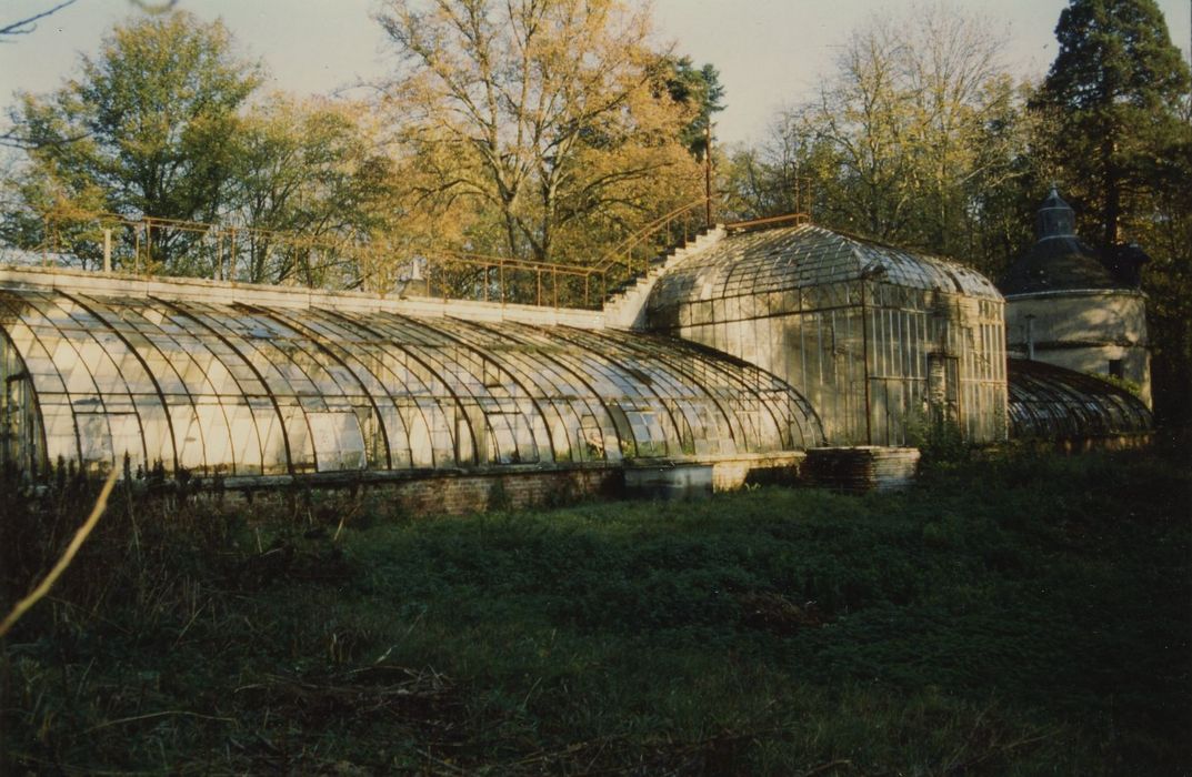 Domaine de la Donneterie et Ferme industrielle de Platé (également sur commune de Neuvy-le-Roi) : Serre, générale