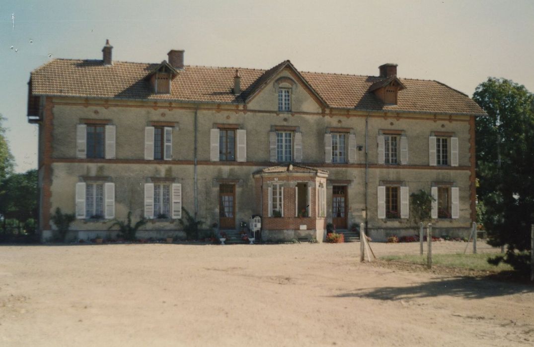 Domaine de la Donneterie et Ferme industrielle de Platé (également sur commune de Neuvy-le-Roi) : Maison du régisseur, façade nord, vue générale