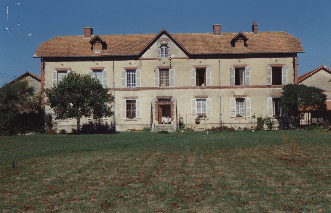 Domaine de la Donneterie et Ferme industrielle de Platé (également sur commune de Neuvy-le-Roi) : Maison du régisseur, façade sud, vue générale