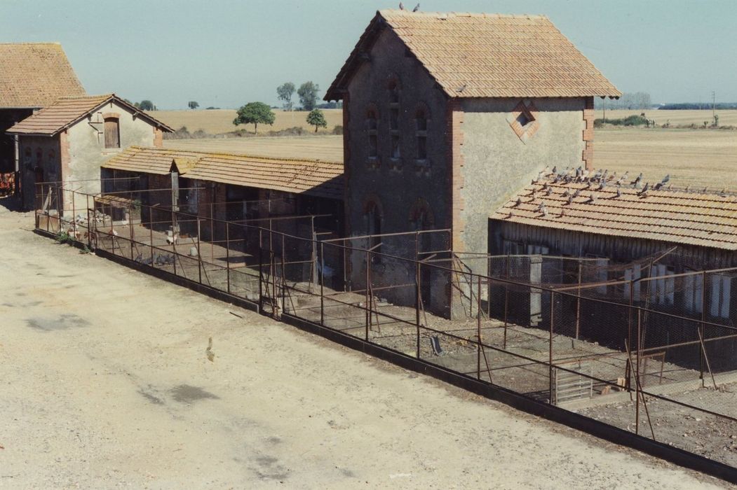 Domaine de la Donneterie et Ferme industrielle de Platé (également sur commune de Neuvy-le-Roi) : Poulaillers et pigeonnier, vue générale