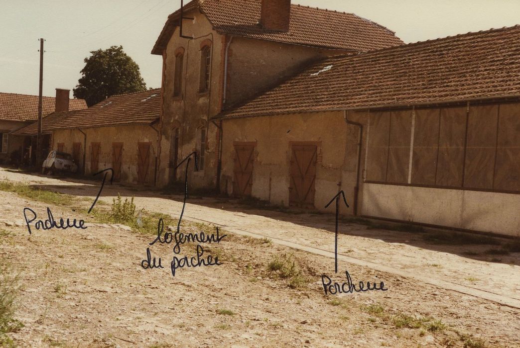 Domaine de la Donneterie et Ferme industrielle de Platé (également sur commune de Neuvy-le-Roi) : Bâtiments ouest, porcherie, logement du porchère, vue générale