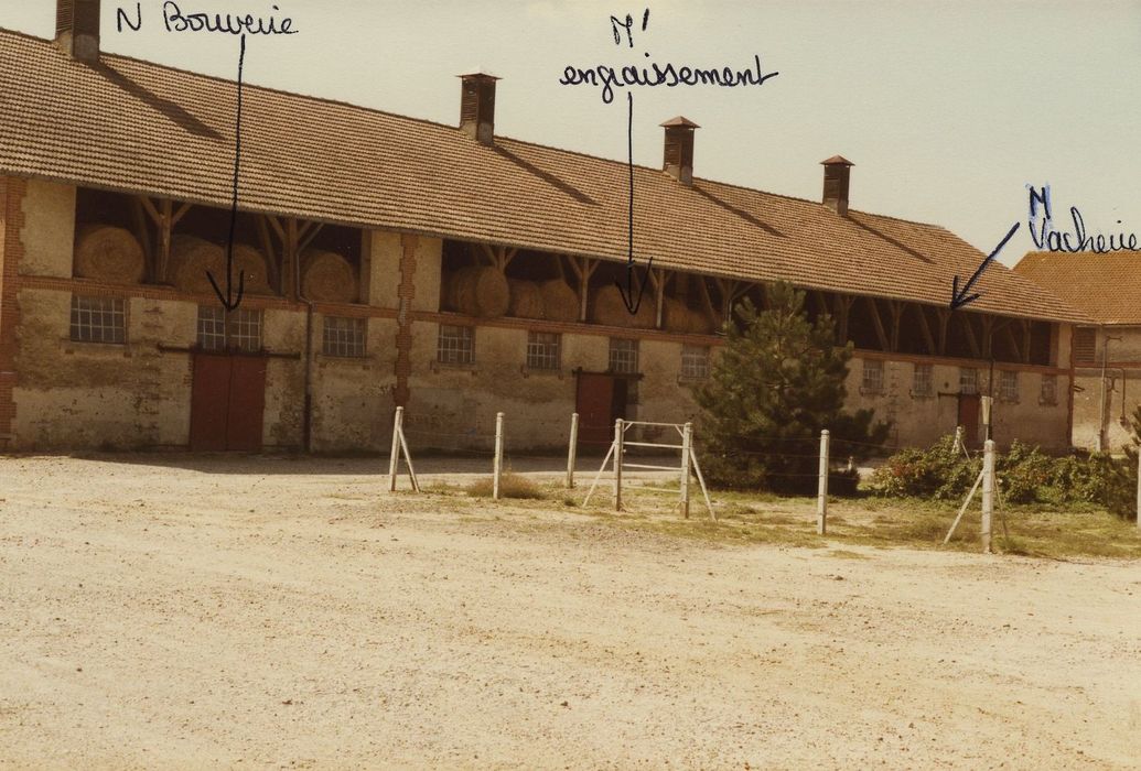 Domaine de la Donneterie et Ferme industrielle de Platé (également sur commune de Neuvy-le-Roi) : Bâtiment central, bouverie et vacherie, vue générale