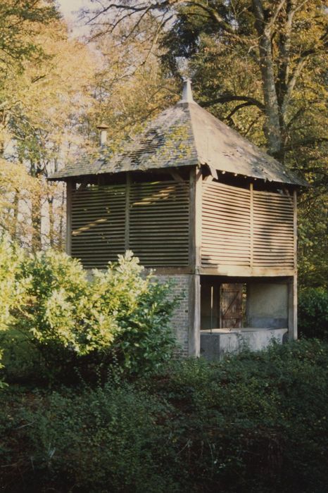 Domaine de la Donneterie et Ferme industrielle de Platé (également sur commune de Neuvy-le-Roi) : Séchoir, vue générale