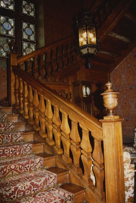 Domaine de la Donneterie et Ferme industrielle de Platé (également sur commune de Neuvy-le-Roi) : Château neuf, escalier, vue partielle