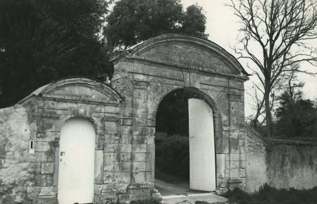 Manoir d'Anzan : Portail d’accès sud, vue générale