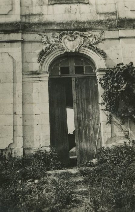 Ancienne abbaye de Noyers : Façade sud, détail de la porte d’accès