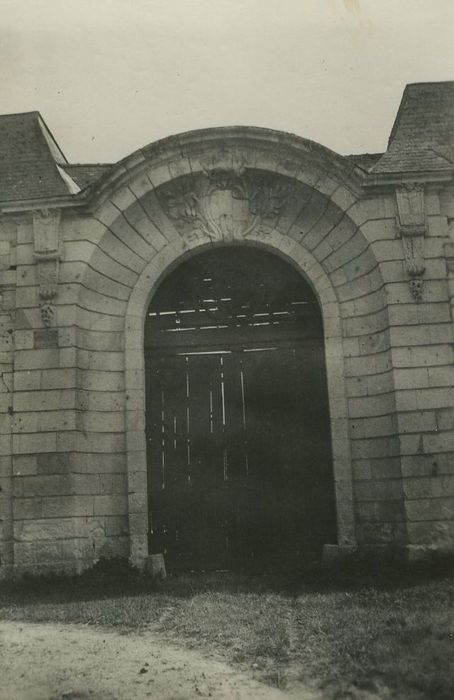 Ancienne abbaye de Noyers : Portail d’accès nord, vue générale