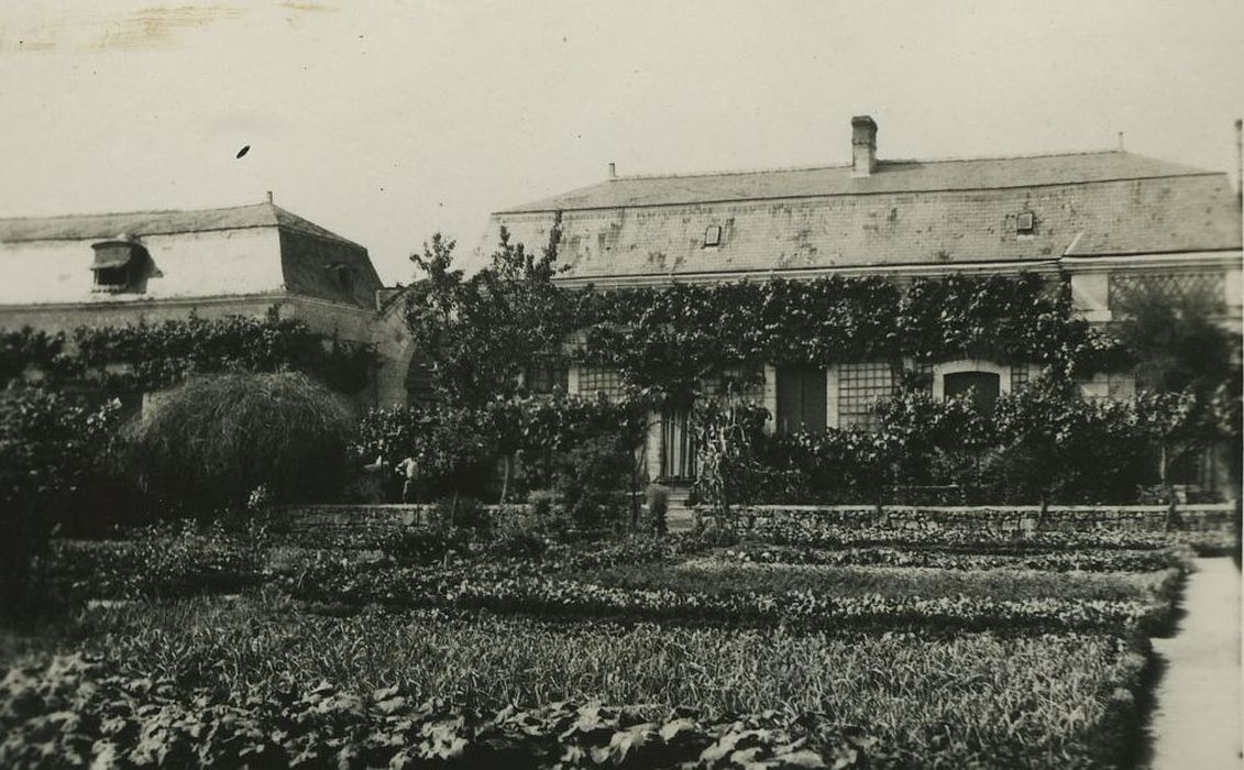 Ancienne abbaye de Noyers : Pavillons de part et d’autre de la porte d’accès nord, ensemble sud, vue partielle