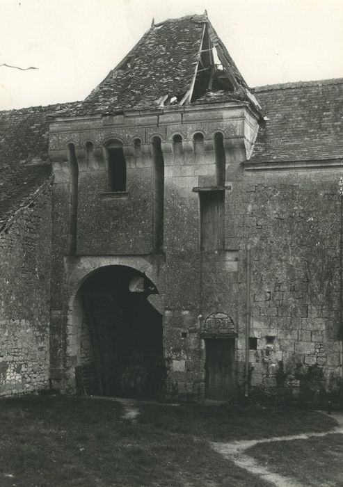 Château du Pressoir : Porche d’accès, élévation ouest, vue générale