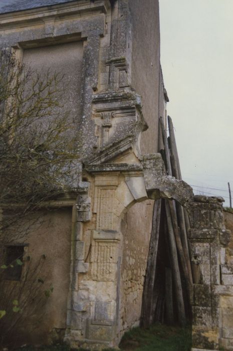 Château du Pressoir : Aile sud, façade sud, détail d’une ancienne porte d’accès