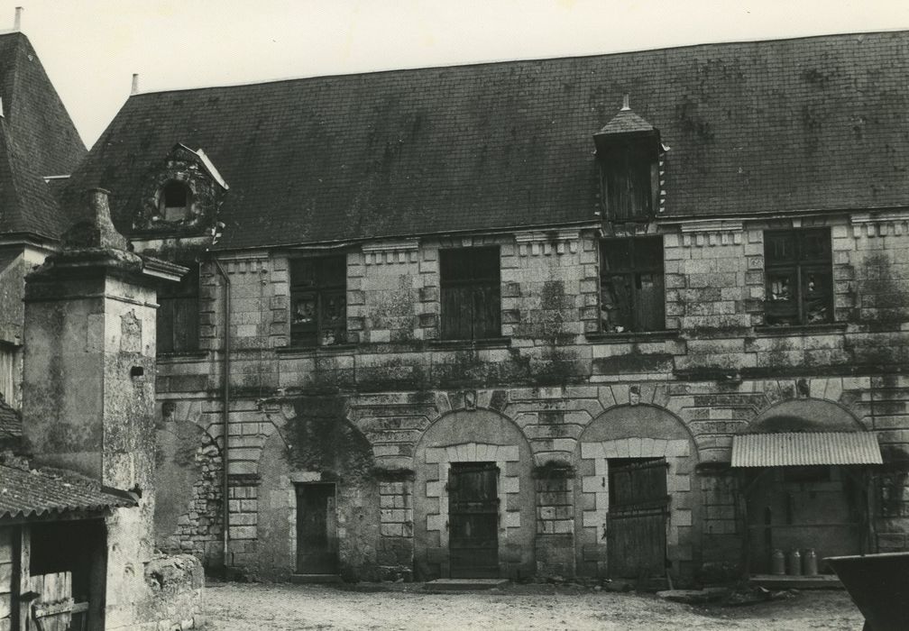 Château du Pressoir : Aile est, façade ouest, vue partielle