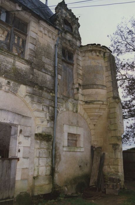 Château du Pressoir : Aile est, extrémité sud, détail d’une tourelle en encorbellement