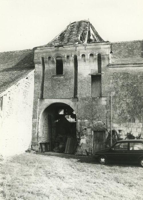 Château du Pressoir : Porche d’accès, élévation ouest, vue générale