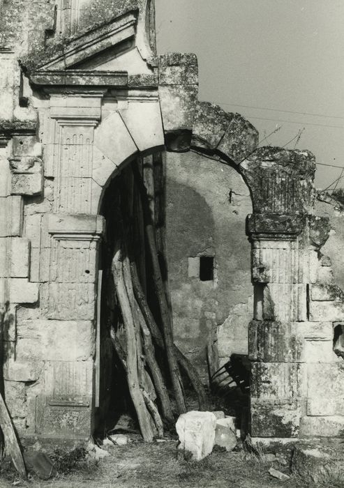 Château du Pressoir : Aile sud, façade sud, détail d’une ancienne porte d’accès