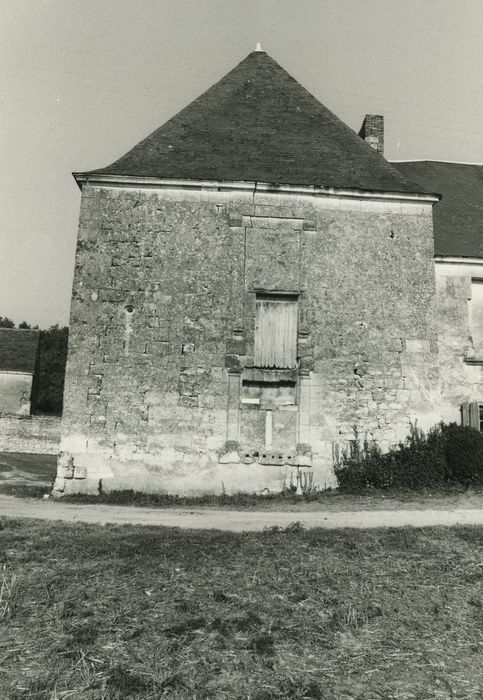 Château du Pressoir : Pavillon sud-ouest, façade sud, vue gnérale