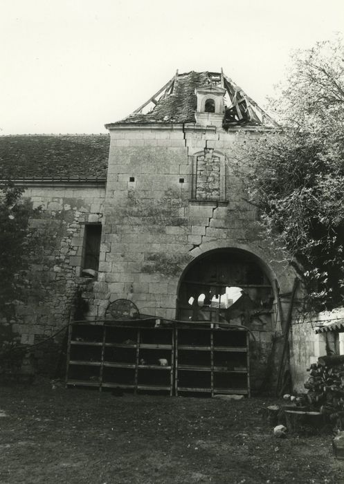 Château du Pressoir : Porche d’accès, élévation est, vue générale