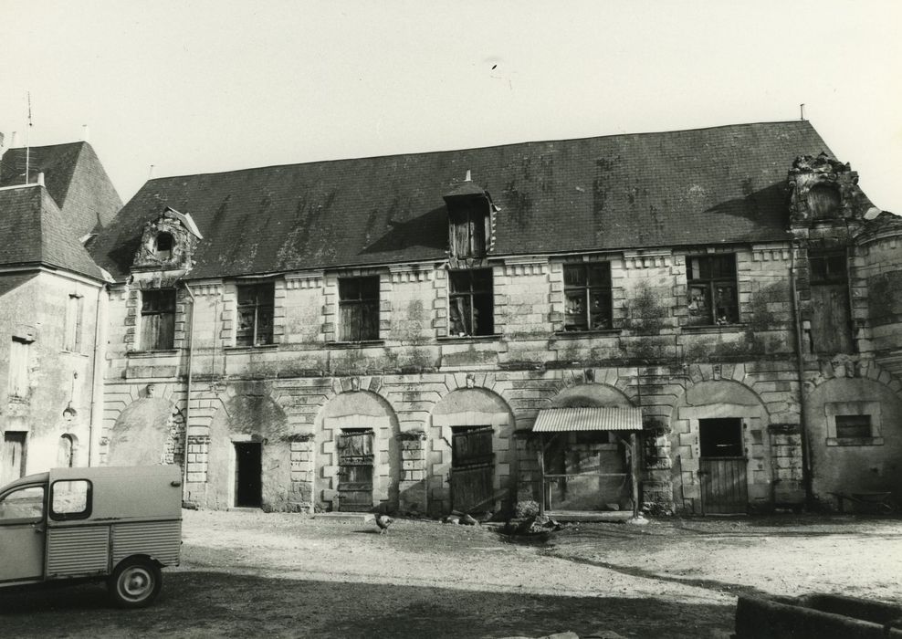 Château du Pressoir : Aile est, façade ouest, vue générale