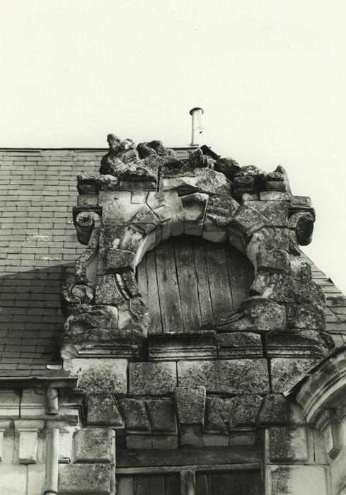 Château du Pressoir : Aile est, façade ouest, détail d’une lucarne