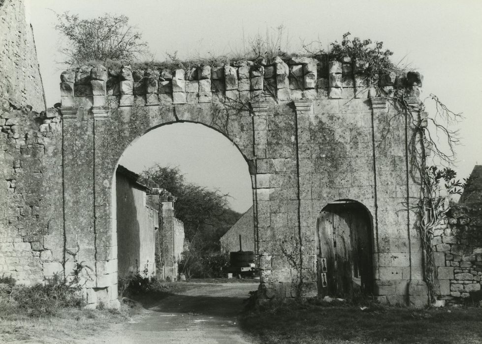 Château du Pressoir : Portail d’accès sud, vue générale