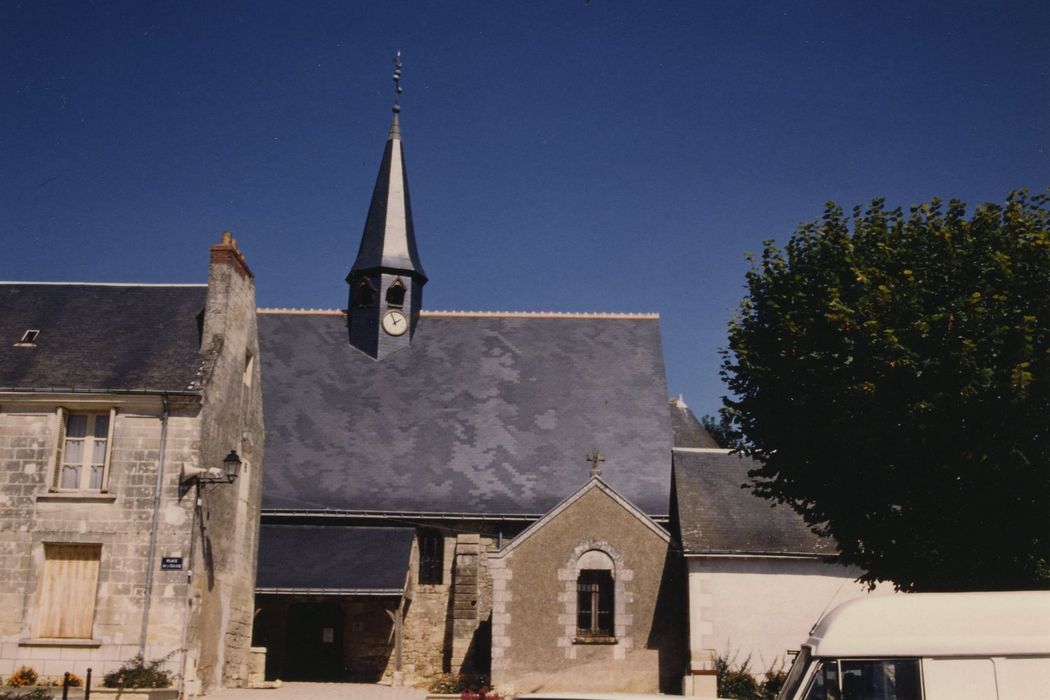 Eglise Saint-Pierre : Façade latérale sud, vue partielle