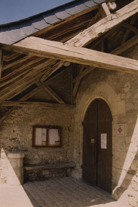 Eglise Saint-Pierre : Porche d’accès sud, vue générale