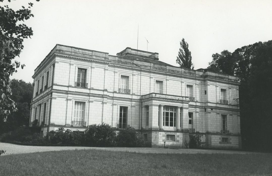 Château de la Brêche : Façade nord-ouest, vue générale