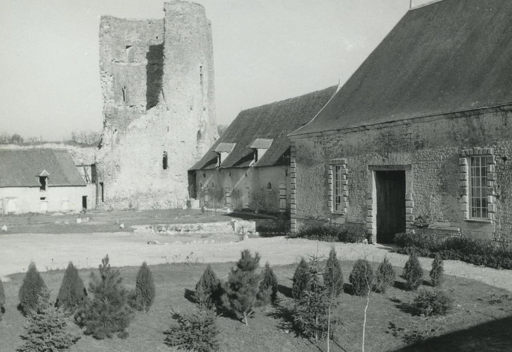 Château du Châtelier : Cour intérieure, vue partielle de sbâtiments situés au nord-est