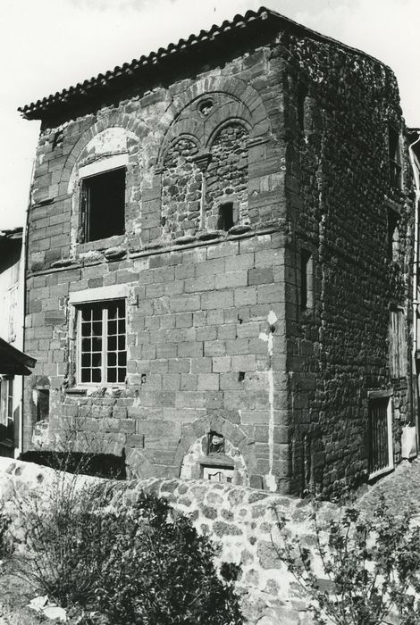 Maison romane : Façades sur rues, vue générale