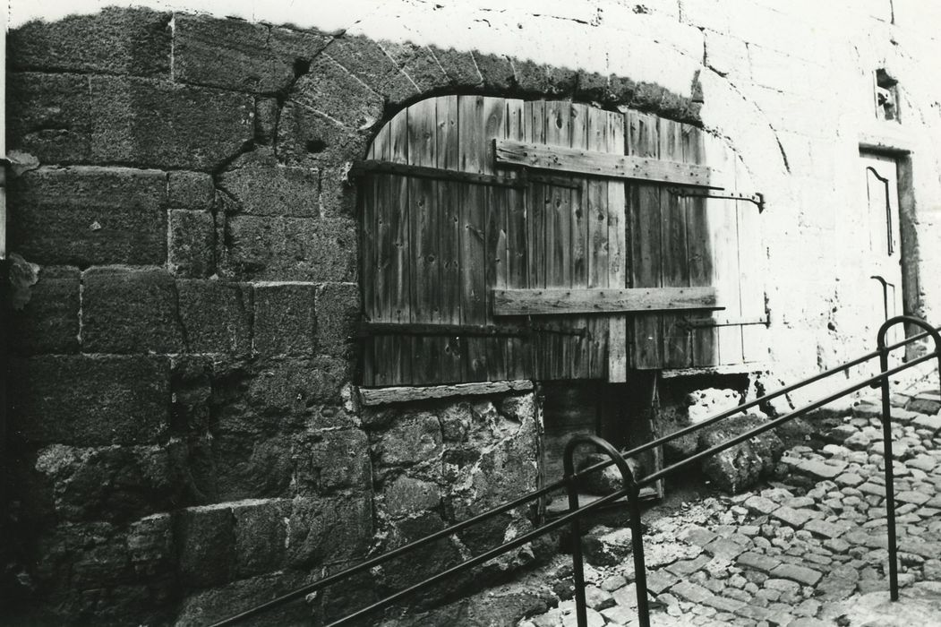 Maison romane : Rez-de-chaussée, boutique, vue générale