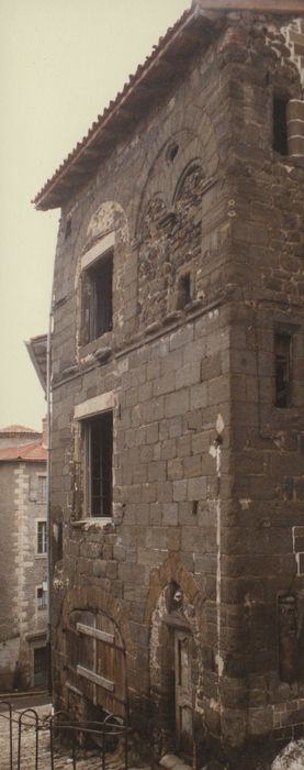 Maison romane : Façade sur rue, vue générale