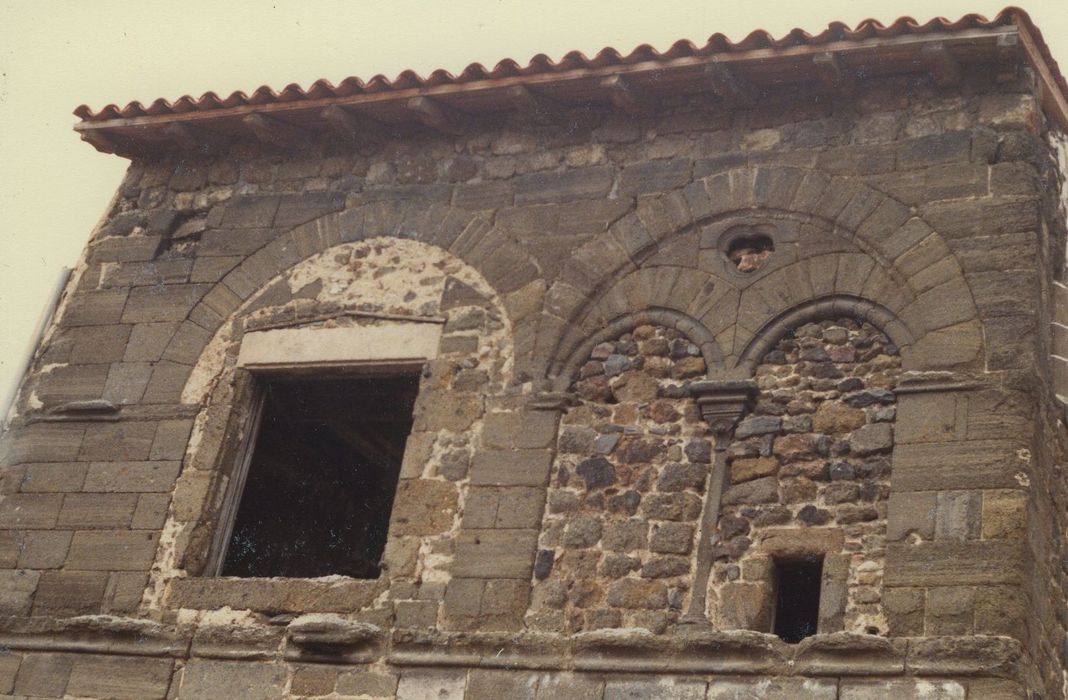 Maison romane : Façade sur rue, vue partielle