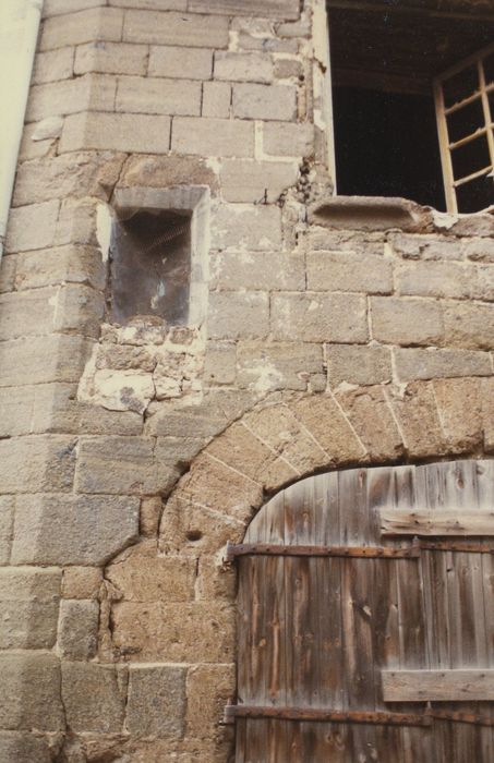 Maison romane : Façade sur rue, détail des maçonneries