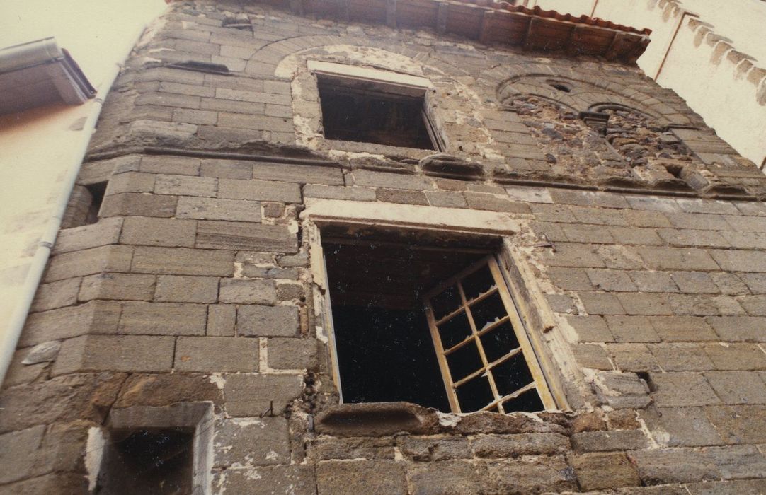 Maison romane : Façade sur rue, vue partielle