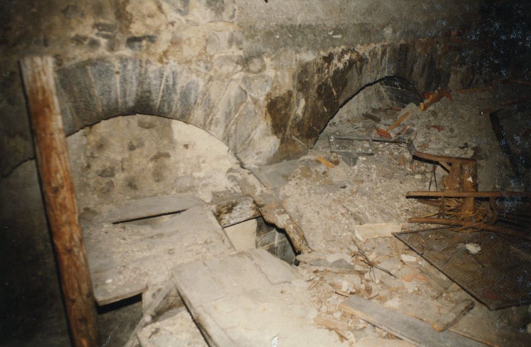 Maison romane : Caves (?), détail des maçonneries