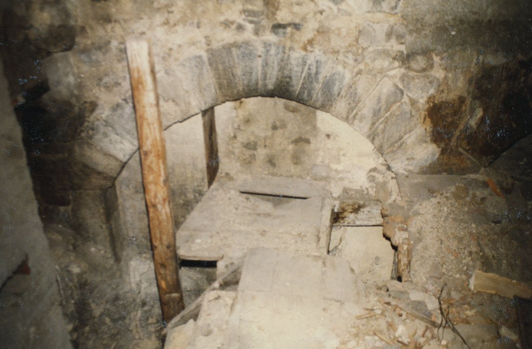 Maison romane : Caves (?), détail des maçonneries