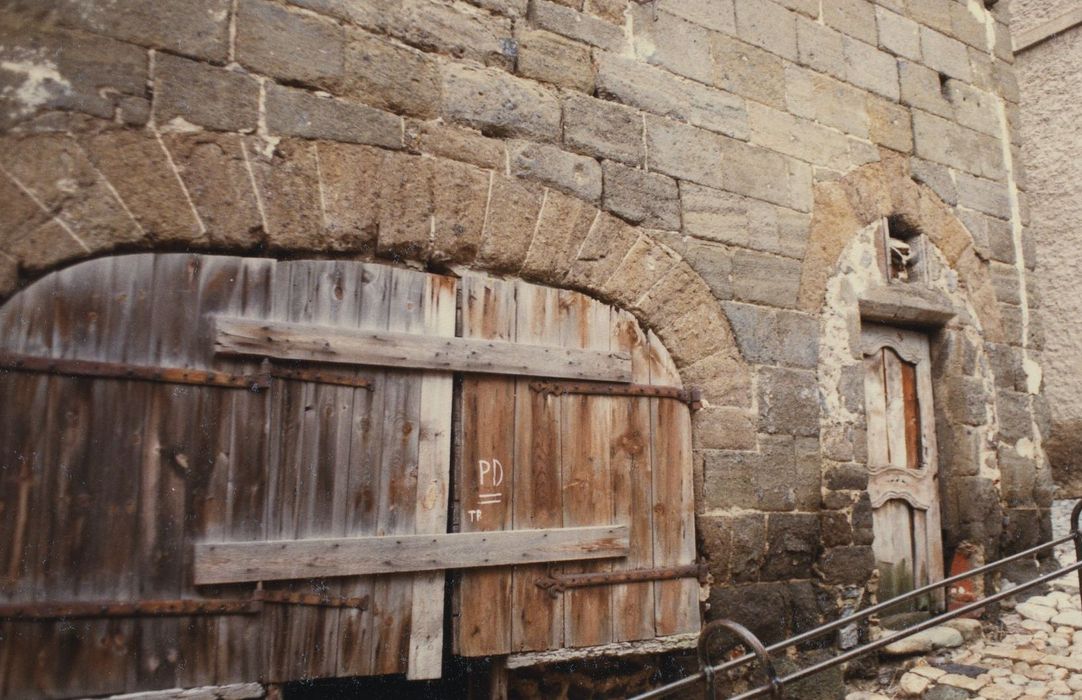 Maison romane : Rez-de-chaussée, boutique, vue générale