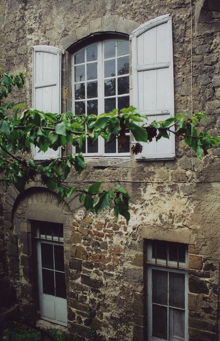 Hôtel de la Prévôté : Façade est sur jardin, vue partielle