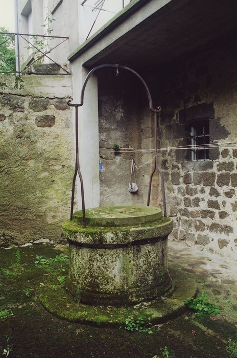 Hôtel de la Prévôté : Puits de la deuxième cour nord, vue générale