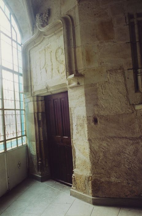 Hôtel de la Prévôté : Petit vestibule du rez-de-chaussée, détail de la porte d’accès à la tourelle d’escalier