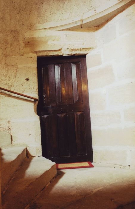 Hôtel de la Prévôté : Escalier, détail d’un vantail de porte