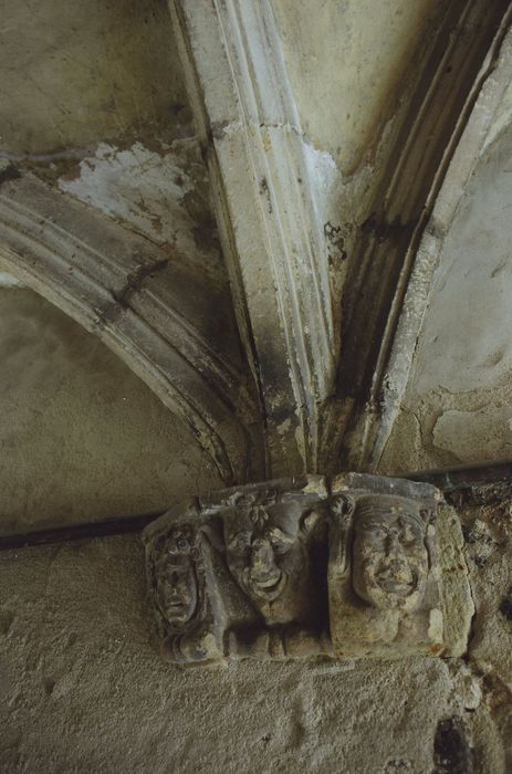 Hôtel de Monteyremard : Corps de logis sur la rue Raphaël, passage voûté, détail