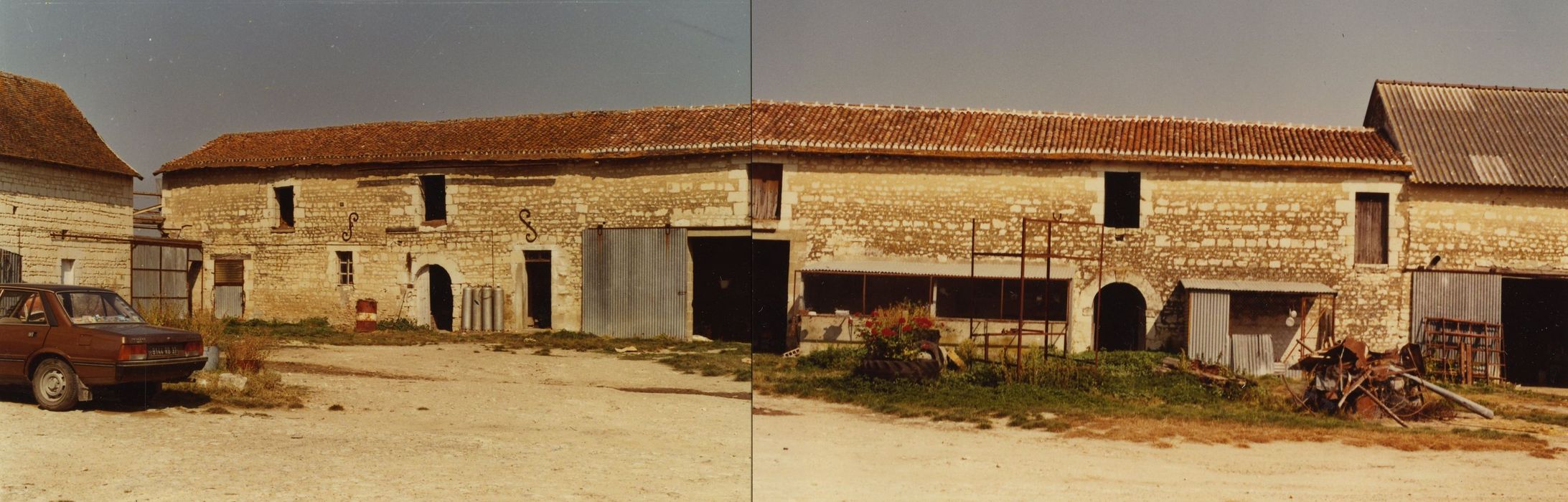 Château de Chargé : Communs, aile nord, ensemble sud, vue générale