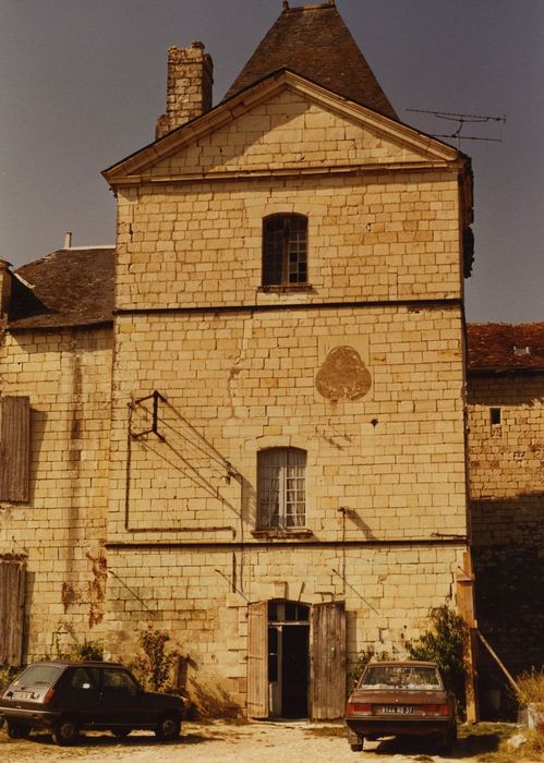 Château de Chargé : Donjon, façade est, vue générale