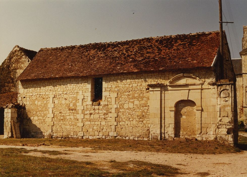 Château de Chargé : Bâtiment situé à la gauche du portail d’accès est, façade est, vue générale