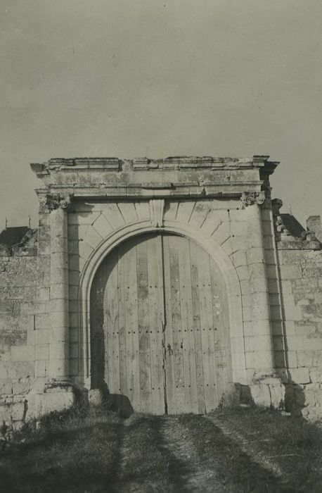 Château de Louy : Portail sud, vue générale