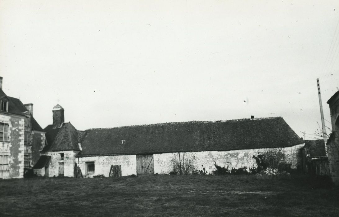 Château de Louy : Communs, aile est, façade ouest, vue générale